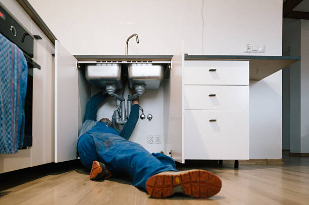 Professional Emergency Plumber technician working in Arrowsmith, IL